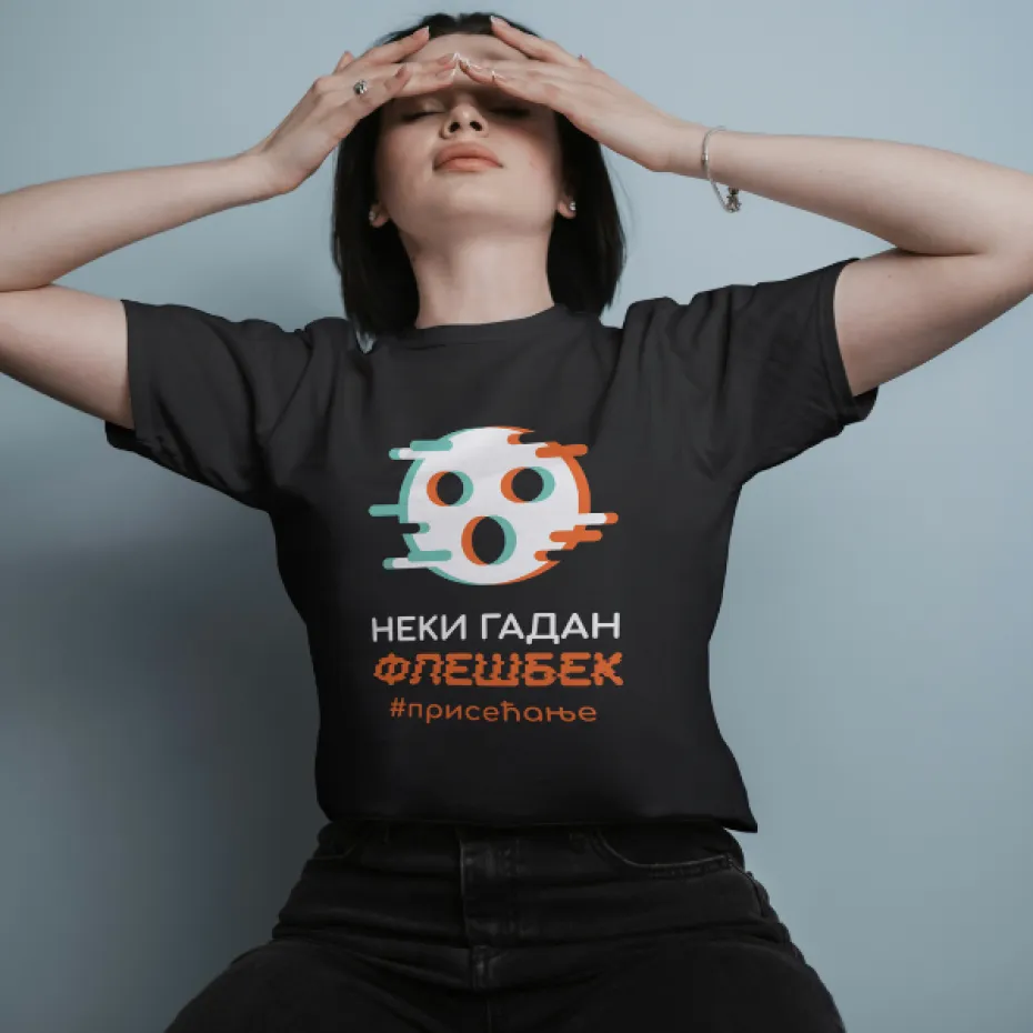 Неки гадан флешбек, црна женска мајица