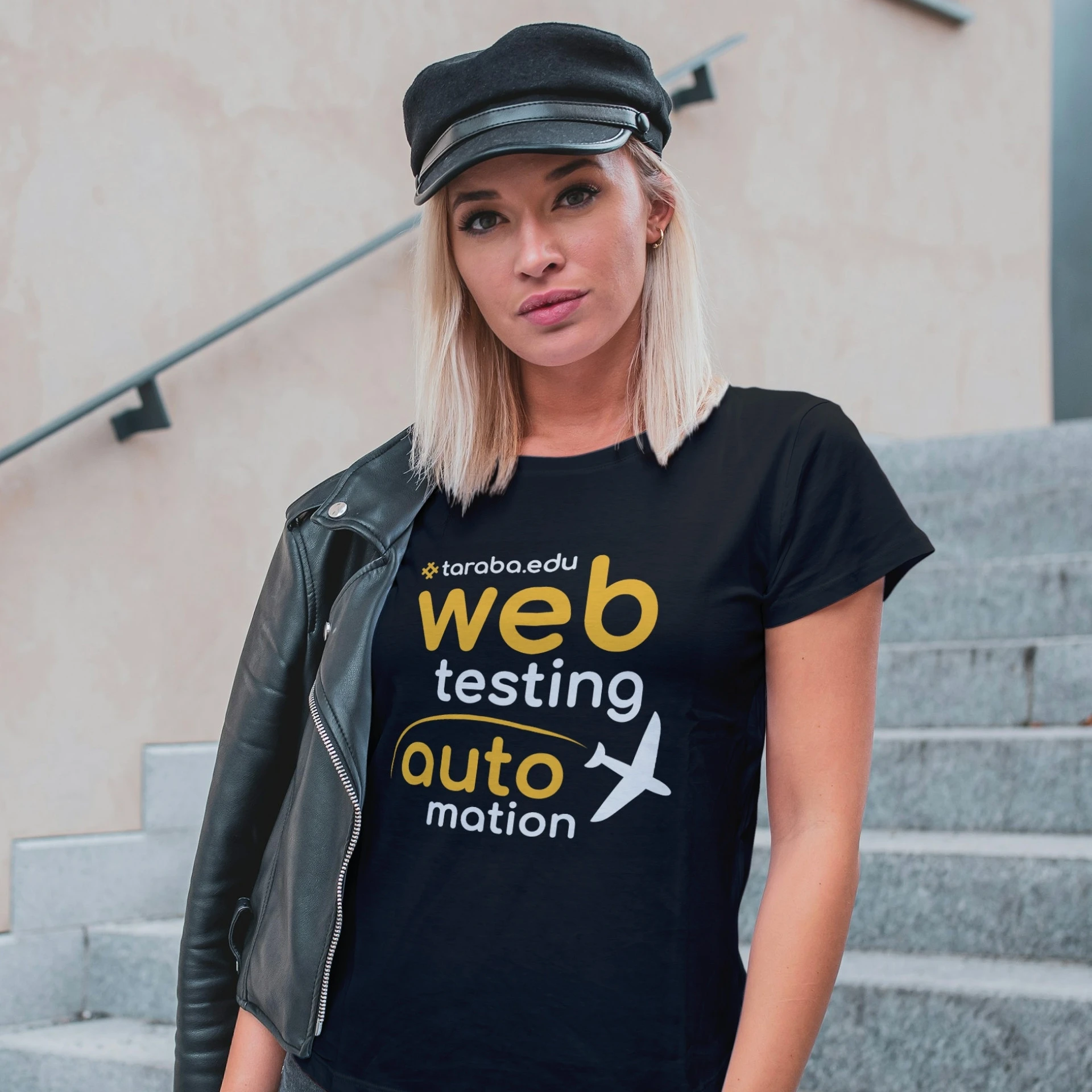Девојка у црној мајици са дизајном за тестирање софтвера